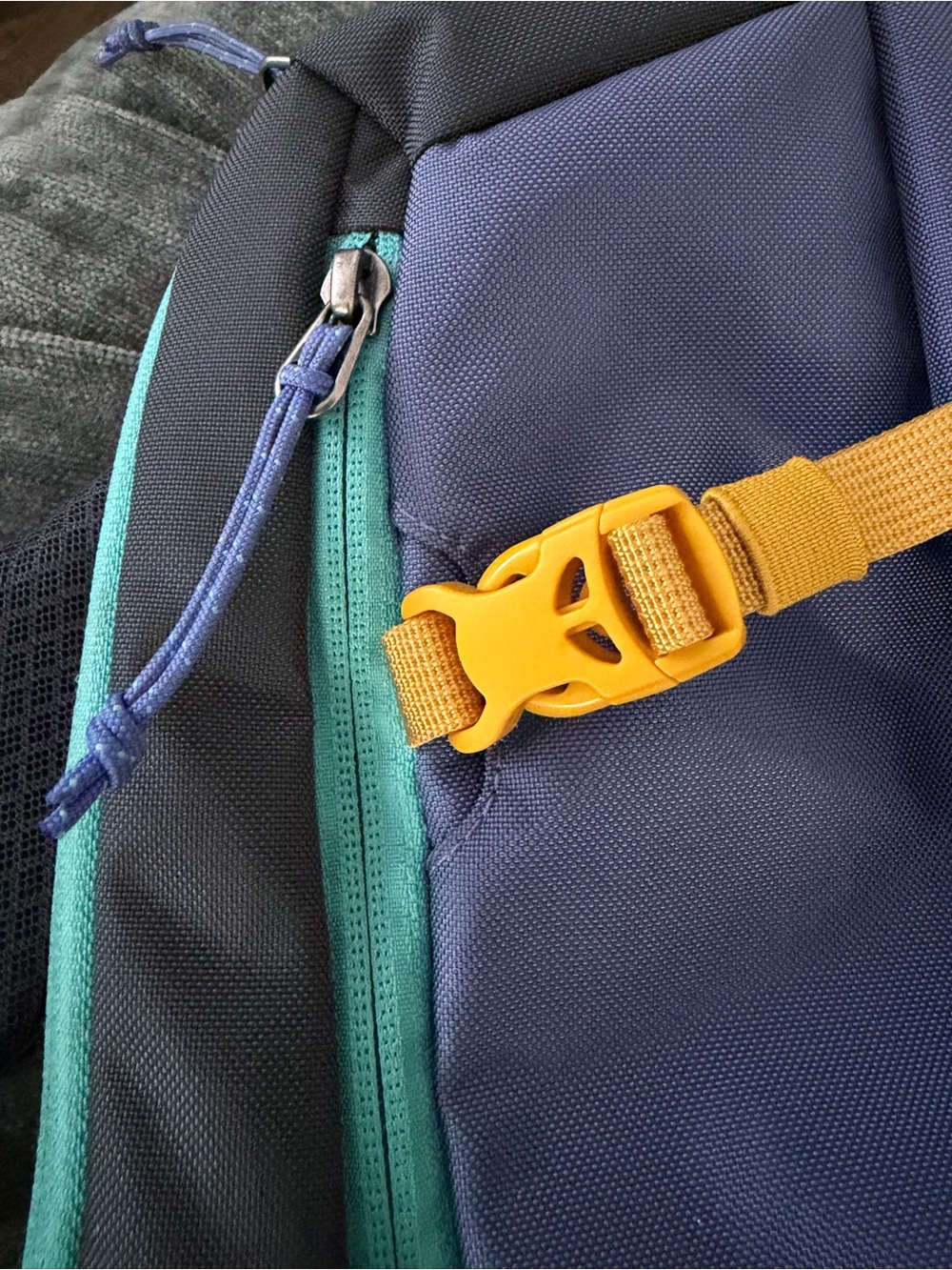 Patagonia Atom Sling Bag 8L Colorblock Green Blue Yellow Like New - Picture 6 of 8